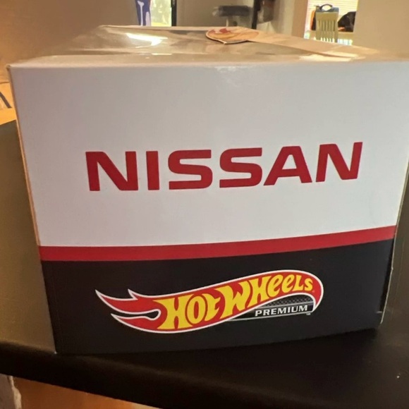 2020 HOT WHEELS PREMIUM~NISSAN 4 PIECE GARAGE DIORAMA BOX SET - Picture 3 of 13